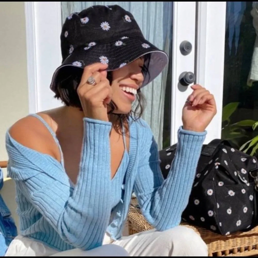 New Alice + Olivia X Fabfitfun reversible Bucket hat black/white daisy - Picture 2 of 15